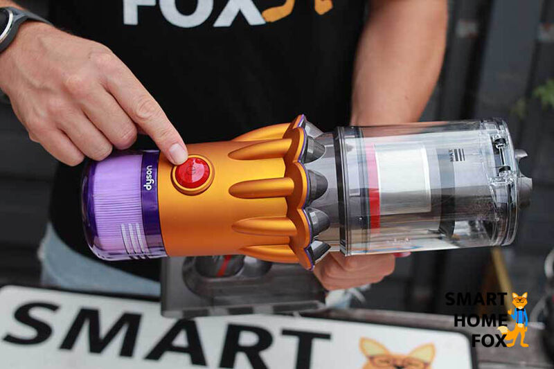 Dyson V12 Slim: блокируемая кнопка питания